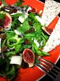 Ensalada de rúcula con mozzarella, uvas pasas y cebolla morada