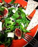 Ensalada de rúcula con mozzarella, uvas pasas y cebolla morada