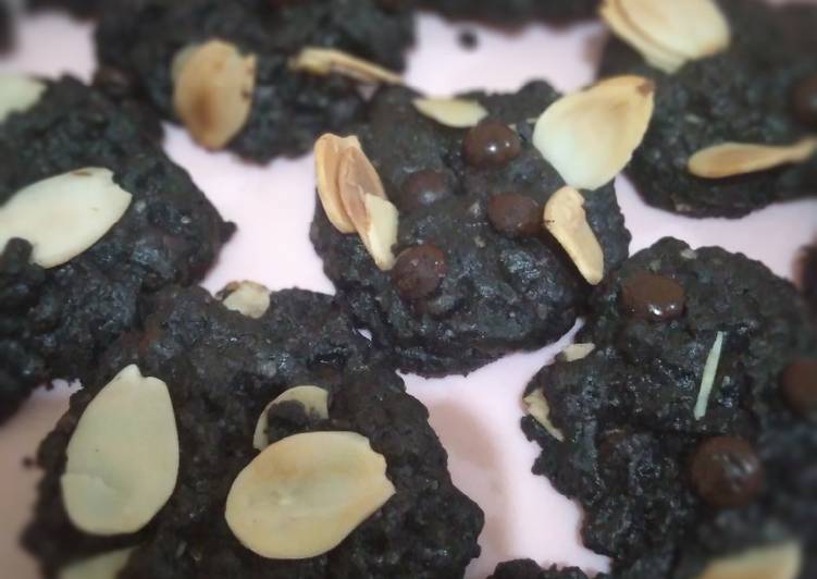 Black cookies Almond chochips