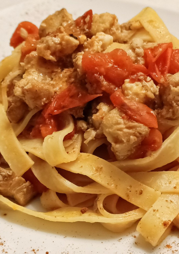 Una foto de Cómo hacer fettuccine de cazón y tomates cherry