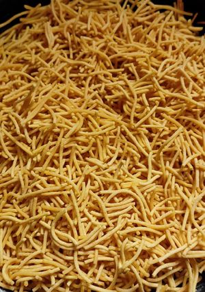ચણા ના લોટ ની સેવ (Chana Flour Sev Recipe In Gujarati) રેસીપી મુખ્ય ફોટો