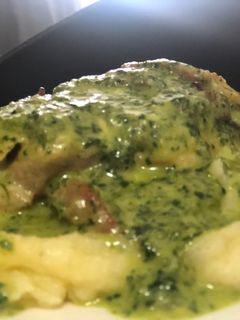 Una foto de Pollo en salsa de espinaca y tocineta