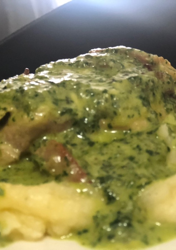 Una foto de Pollo en salsa de espinaca y tocineta