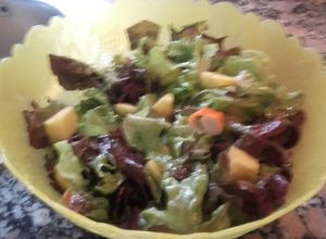 Foto principal de Ensalada de hoja de roble, piña, y barritas de cangrejo