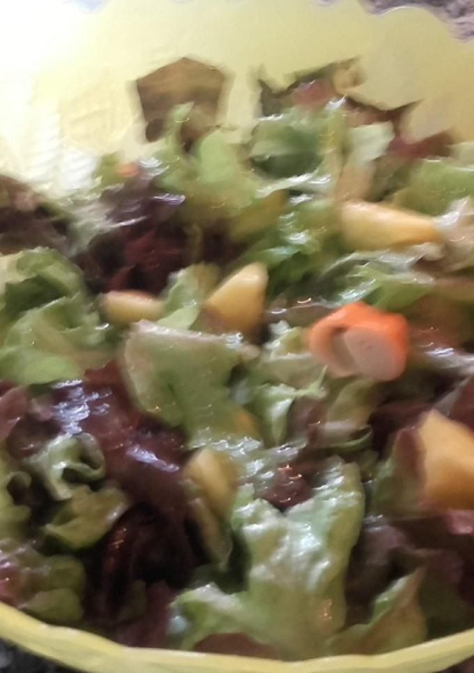 Una foto de Ensalada de hoja de roble, piña, y barritas de cangrejo