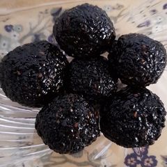 A picture of Kaale til ke laddoo (Black sesame laddoo).