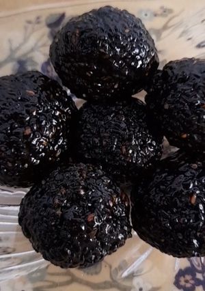A picture of Kaale til ke laddoo (Black sesame laddoo).