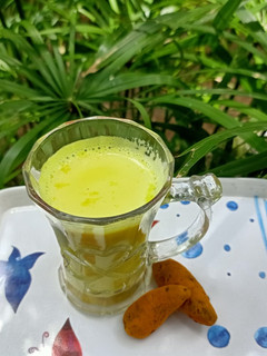 டர்மெரிக் பாதாம் லாட்டே செய்முறை முக்கிய புகைப்படம்
