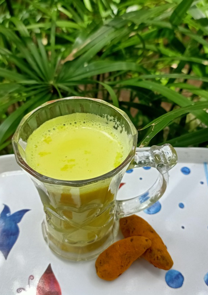டர்மெரிக் பாதாம் லாட்டே  செய்முறை முக்கிய புகைப்படம்