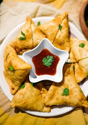 A picture of Bazaari aloo samosa.