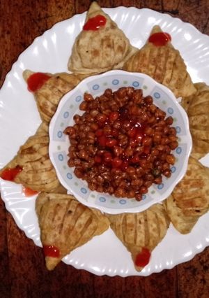 A picture of Black chickpeas samosas.