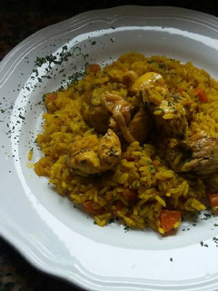 Una foto de Pollo al ajillo con arroz