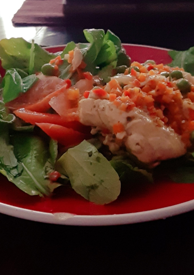 Una foto de Pollo arvejado Y rúcula