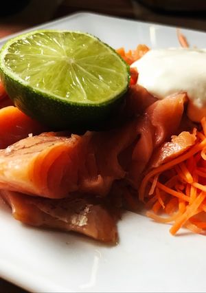 Füstölt lazac indiai mártogatóssal recept fotója