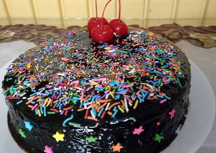 White egg chocholate sponge cake with ganache