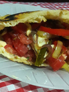 Una foto de Pan Pita relleno con carne y verduras