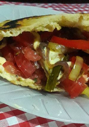 Una foto de Pan Pita relleno con carne y verduras