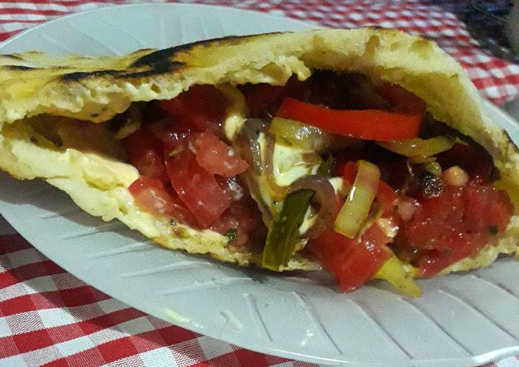 Pan Pita relleno con carne y verduras Receta de Sergio Orlando González