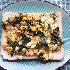 A picture of Scrambled egg with spinach.