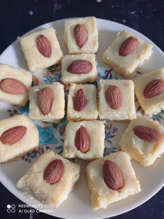 पनीर की बर्फी (paneer ki barfi recipe in Hindi) रेसिपी मुख्य फोटो