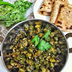 A picture of Okra fry using panch phoran.
