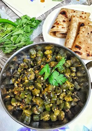A picture of Okra fry using panch phoran.
