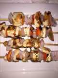 Brochetas de pollo y verduras