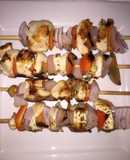 Brochetas de pollo y verduras
