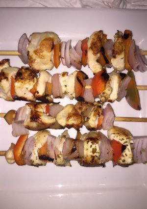 Una foto de Brochetas de pollo y verduras