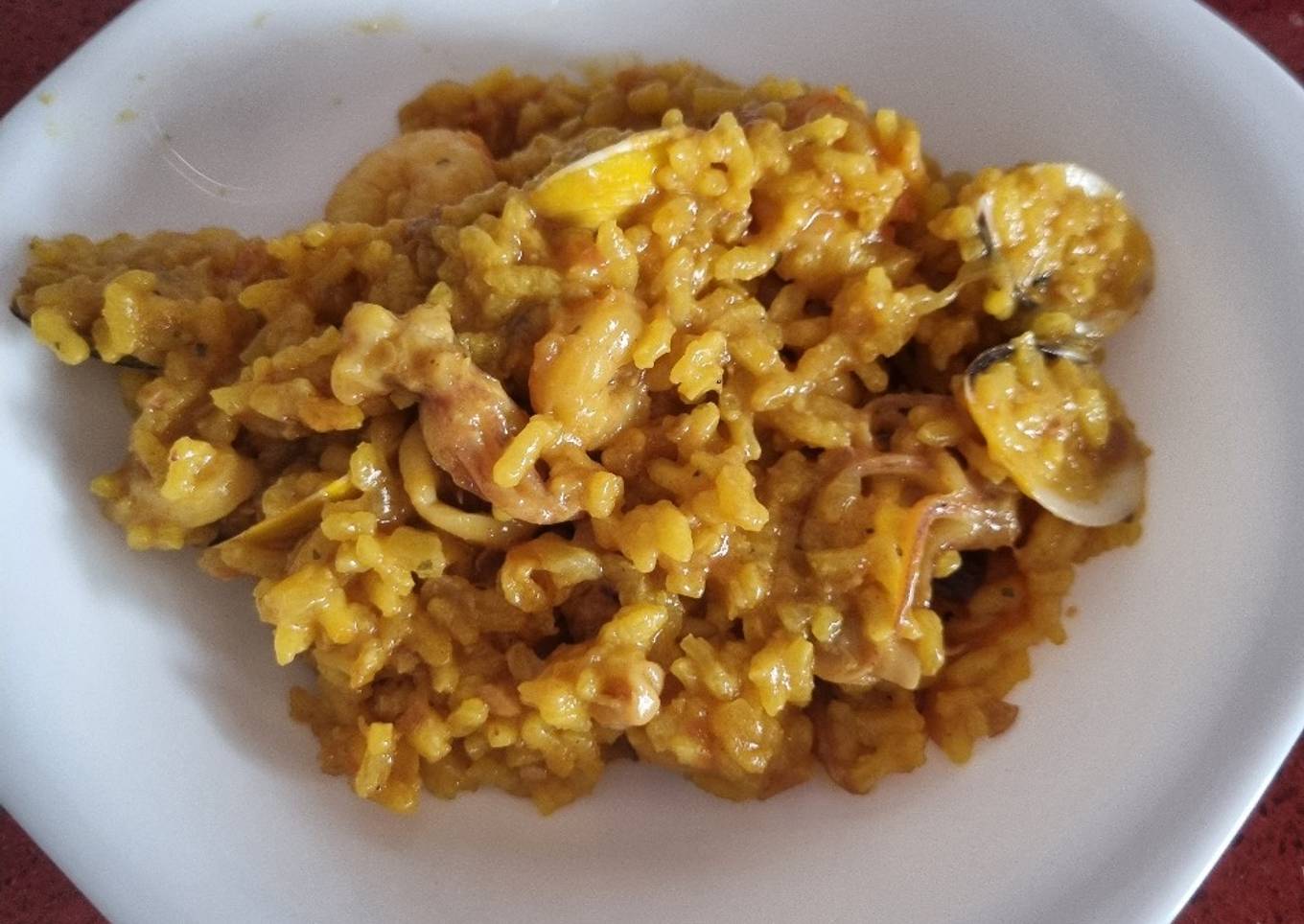 Arroz meloso con calamares y almejas