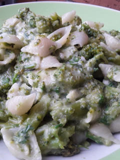 Una foto de Ensalada de brócoli con pasta🥗🥙🥗