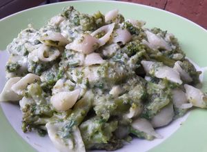 Una foto de Ensalada de brócoli con pasta🥗🥙🥗