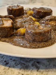 Una foto de Solomillo de cerdo champiñones y shiitake al cava