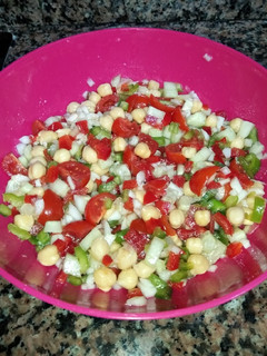 Una foto de Ensalada de verano con garbanzos