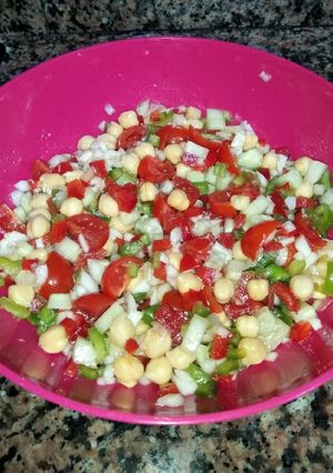 Una foto de Ensalada de verano con garbanzos