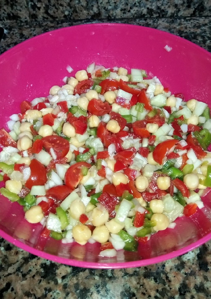 Una foto de Ensalada de verano con garbanzos