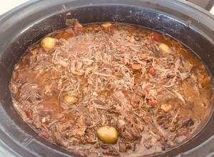 Una foto de Ropa vieja en olla de cocción lenta