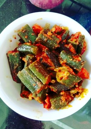 अचारी मसाला भिन्डी (Achari masala bhindi recipe in Hindi) रेसिपी मुख्य फोटो