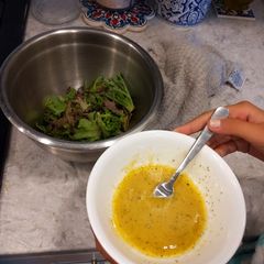 A picture of Salad dressing.