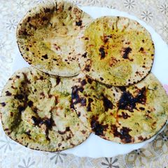 A picture of Bathua Roti.