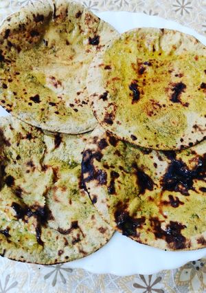 A picture of Bathua Roti.