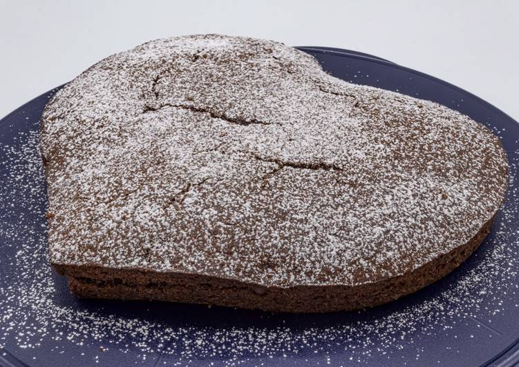 Torta al cioccolato farcita con marmellata di albicocche