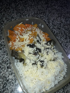 Una foto de Ensalada fresca de arroz, berenjena y zapallo...