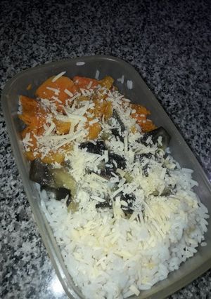 Una foto de Ensalada fresca de arroz, berenjena y zapallo...