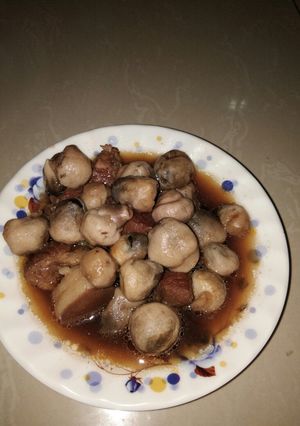Hình của món Heo kho nấm rơm.