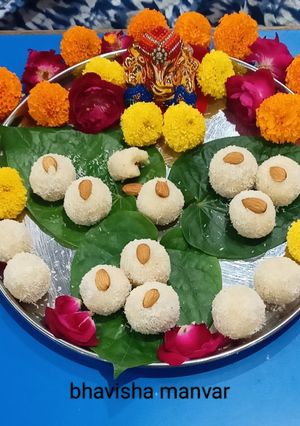 કોકોનટ માવા ના લાડુ (Coconut Mava Ladoo Recipe In Gujarati) રેસીપી મુખ્ય ફોટો