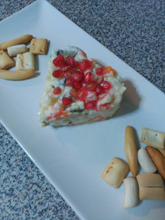Una foto de Ensaladilla de granada con patatas, zanahoria y pepinillos
