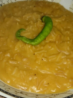 صورة لوصفة عدس بالشعريه 🍜
