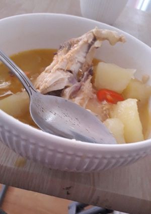 Una foto de Caldo de Pollo 🍗con Ajo Chilote