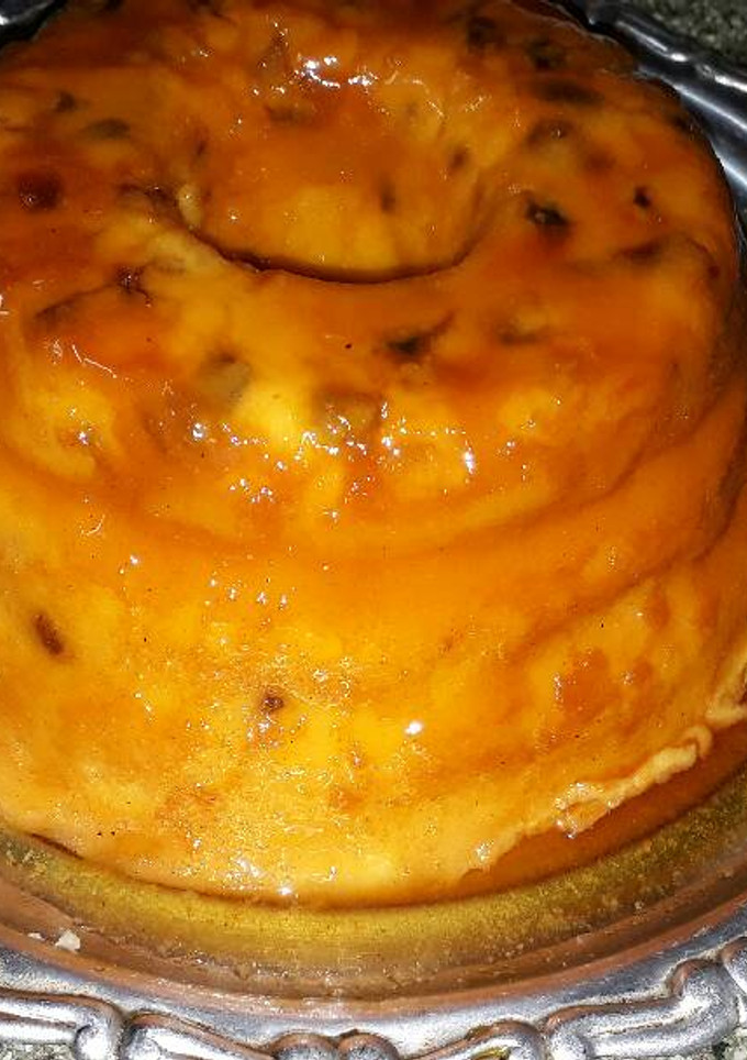 Una foto de Budín de pan con frutas🍮 fácil y económico 😊